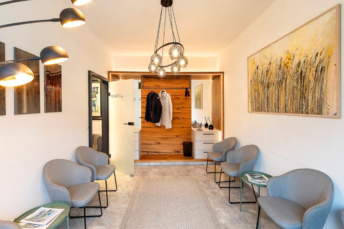 Wartebereich mit Sesseln und Garderobe